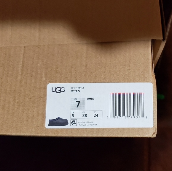 UGGS - Picture 1 of 4